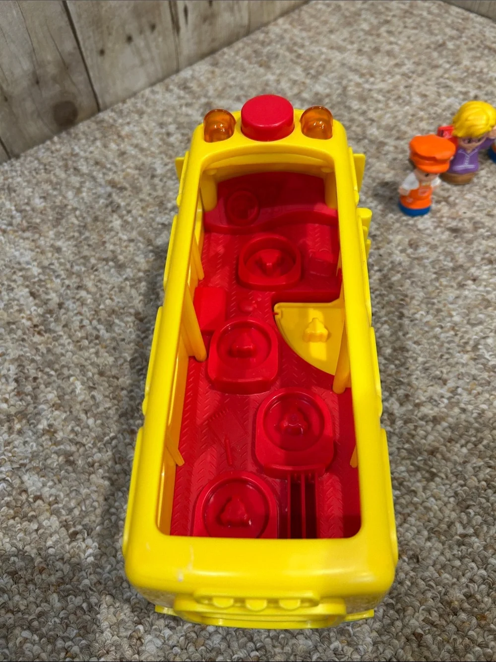 Fisher Price Little People Big Yellow School Bus Musical Light Up w/ 4 Figures